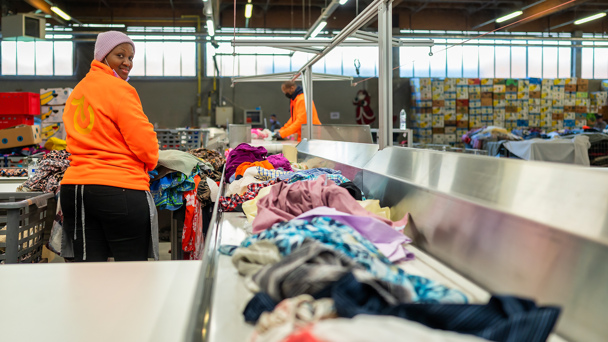 Tweedehandstextiel: van kledingcontainer tot Kringwinkel, een blik achter de schermen